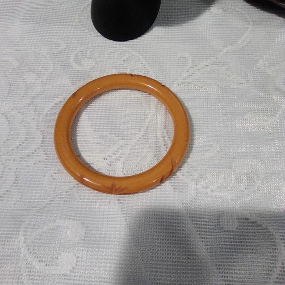 Carved yellow Bakelite bracelet - Picture 5 of 6